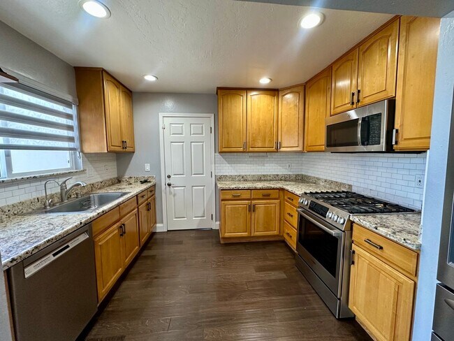 Foto del edificio - Gorgeous 4 BEDROOM 2 BATH !