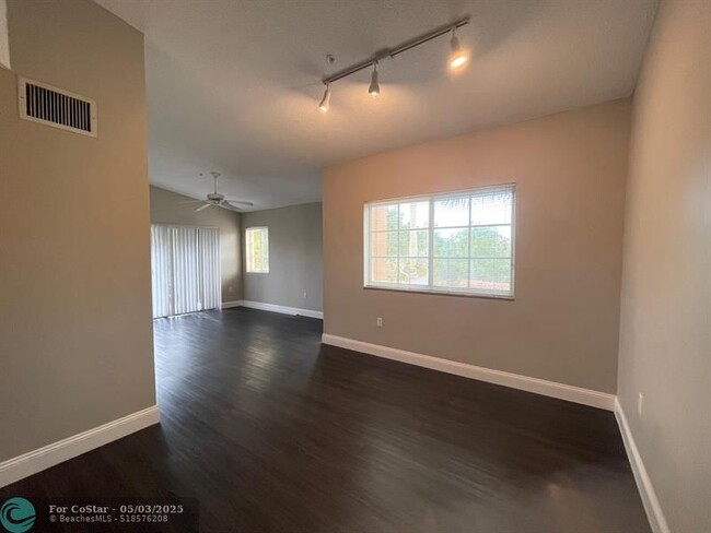 Foto del edificio - 4824 N State Rd 7