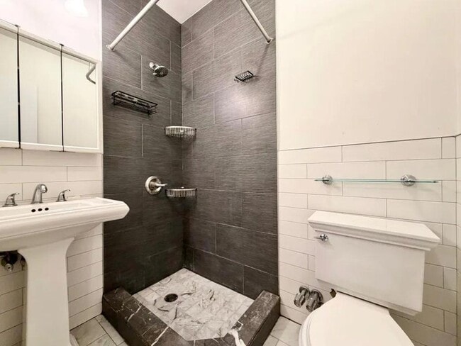 Building Photo - Furnished room/NOT APARTMENT