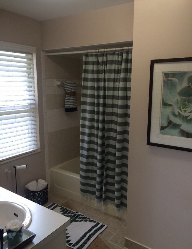 Foto del edificio - 584 St Paul St