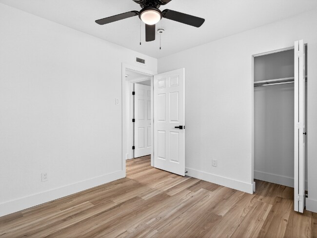 Foto del edificio - 6013 Cedar Ln