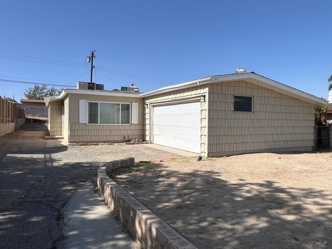 Building Photo - 3 Bedroom 2 Bathroom House Located Near Ca...