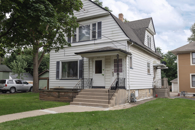Primary Photo - 452 St Charles St