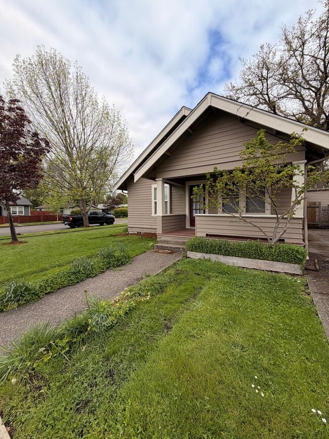 Corner lot 2-bedroom Bungalow - Corner lot 2-bedroom Bungalow House