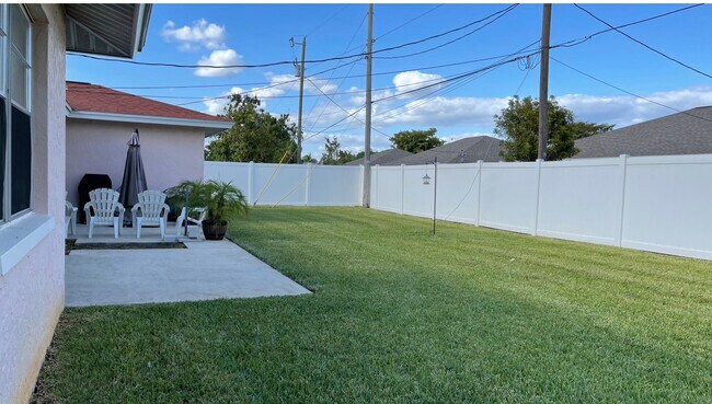 Bonito espacio abierto en el patio trasero, rodeado por una valla que garantiza la privacidad con cerradura. - 3633 Country Club Blvd