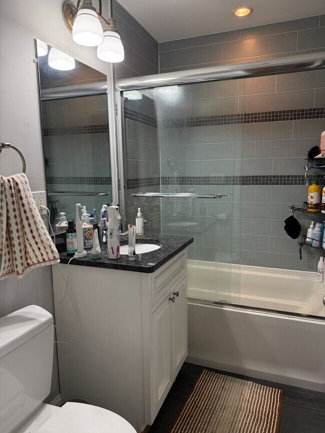 Building Photo - Charming 4 bedroom-No Broker Fee
