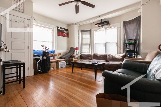 Building Photo - 9/1 Renovated 4BR/2BA near Green Line, Bri...