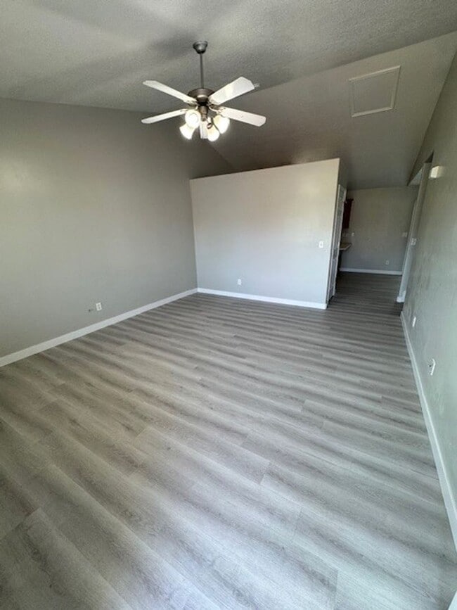 Building Photo - Sunshine & Savings: 2 Weeks Rent Free & $1...