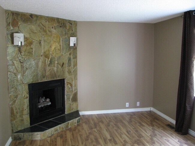 Photo du bâtiment - 3 Bed 1.5 Bath Unit in Sherwood Park, AB