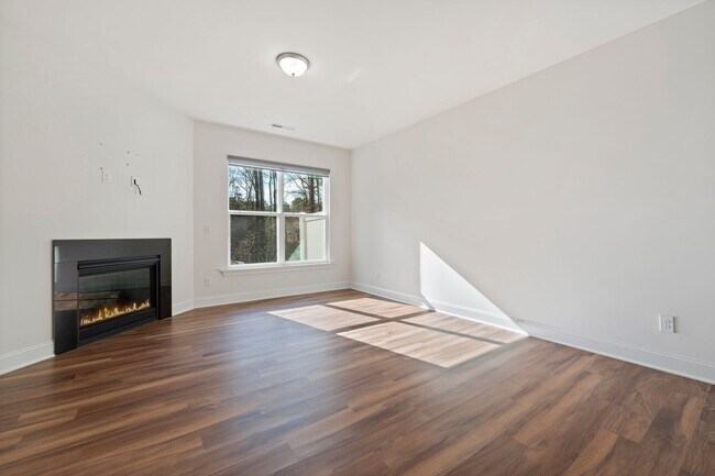 Building Photo - Stunning Modern Townhouse - Application Pe...