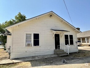 Building Photo - 903 W 5th St