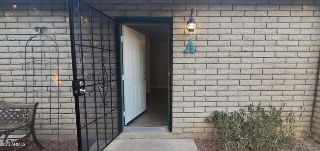 Foto del edificio - 5816 West Myrtle Ave