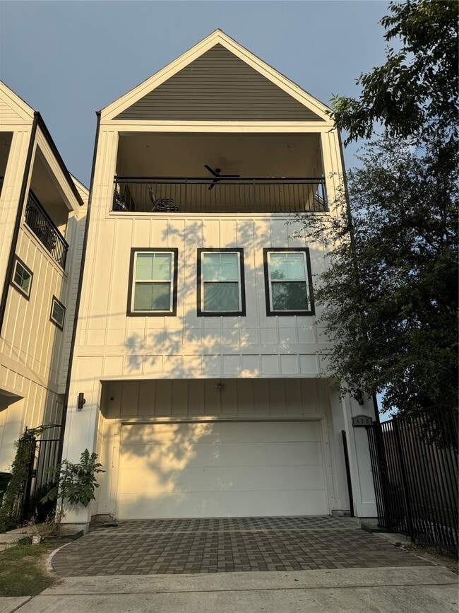 Building Photo - 412 N Live Oak St