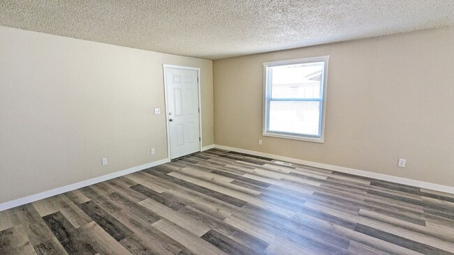 Building Photo - 2 bedroom 1 bath duplex