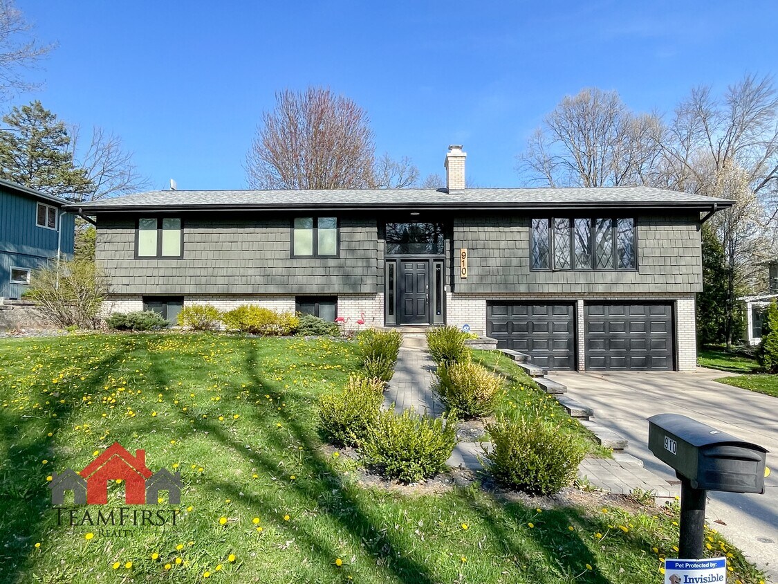 Foto principal - 910 Pine Ridge Dr