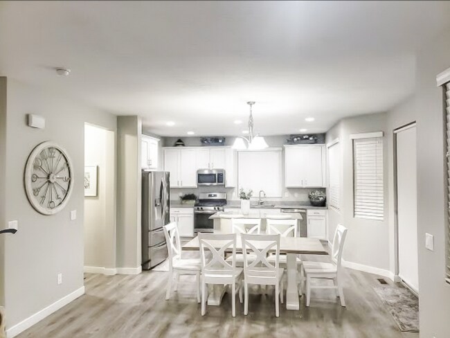 Foto del edificio - 1626 W Maple Shade Ln