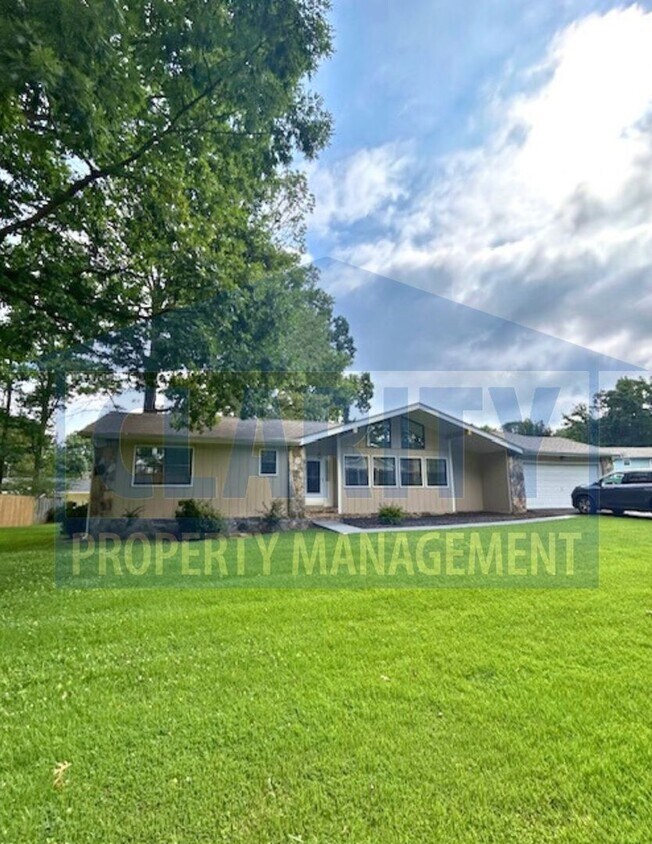 Foto principal - Great one level home with double garage!