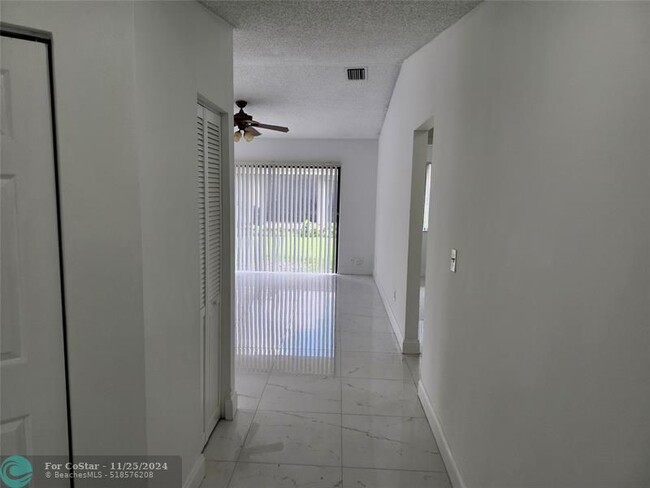 Foto del edificio - 9790 W Elm Ln