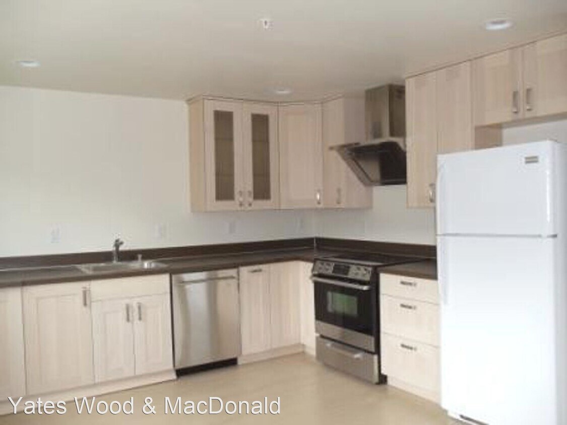 Building Photo - 1 br, 1 bath Apartment - 2349 Yale Ave. E.