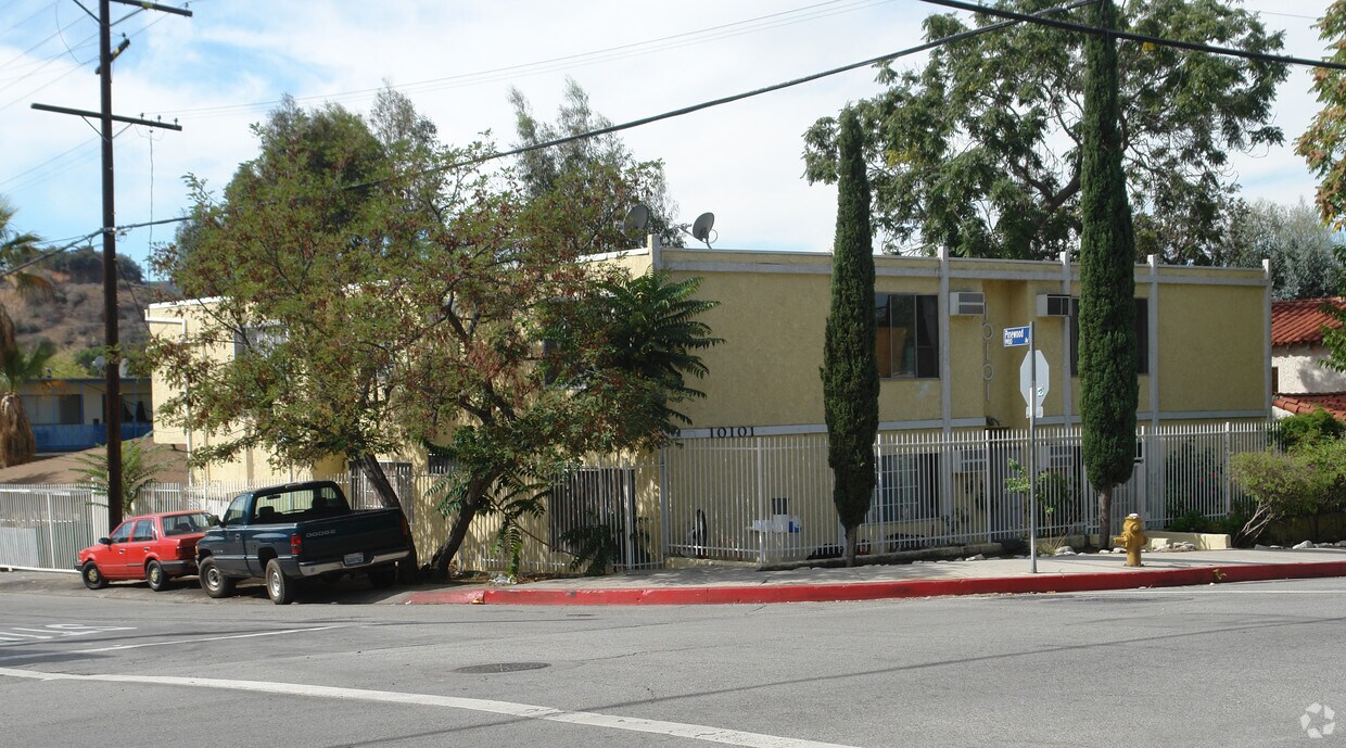 Foto principal - 10101 Tujunga Canyon Blvd