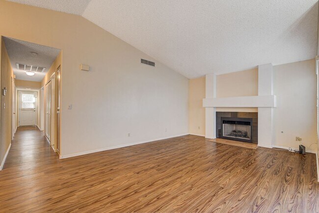 Building Photo - Signature At The Lakes