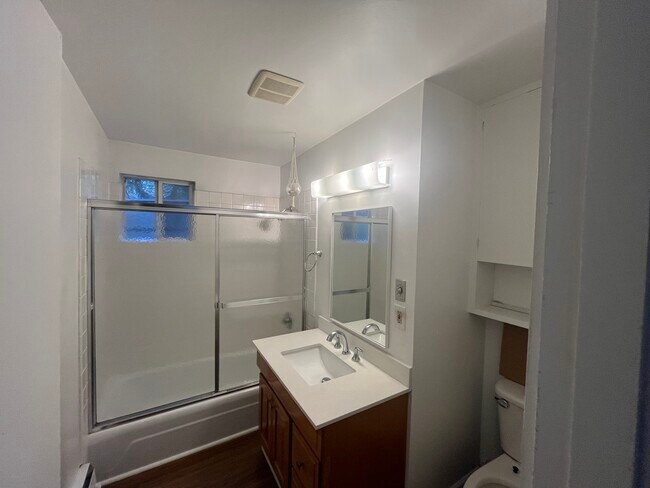 Foto del edificio - 3136 Portage Bay Plz E