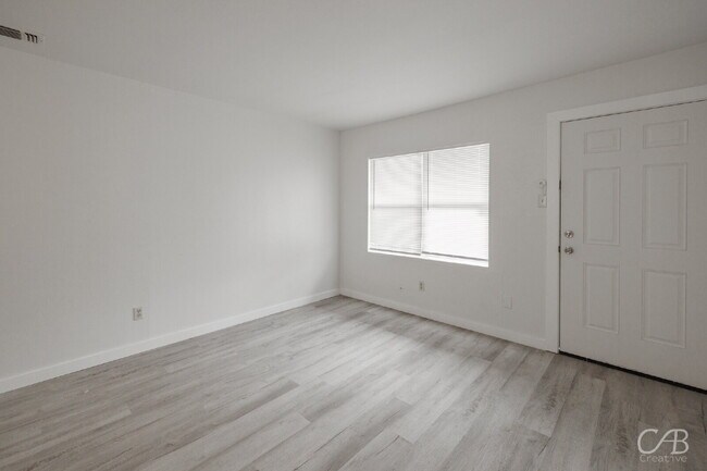 Foto del edificio - For Lease