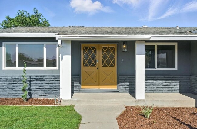 Building Photo - Charming 4 bedroom 2 bathroom