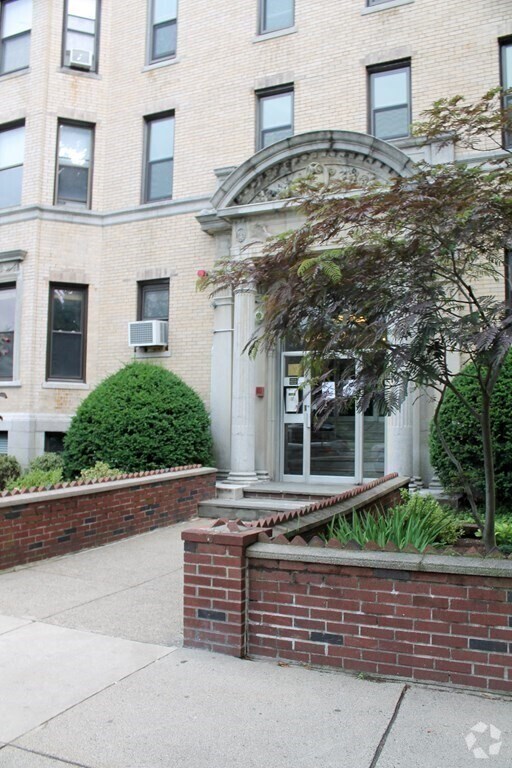 Building Photo - 65 Park Dr