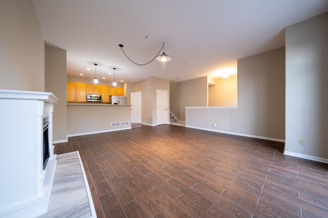 Building Photo - 8107 Oakview Dr N