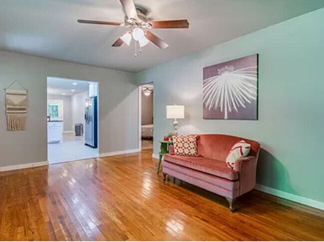 Building Photo - Quaint 3 Bedroom House In The Heart Of Wes...