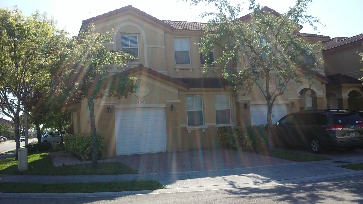 Foto principal - 8065 NW 108th Ave