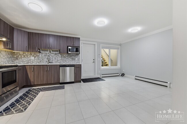 Photo du bâtiment - 2 Bed, 1 Bath Basement Suite for Rent in Sullivan/Panorama!