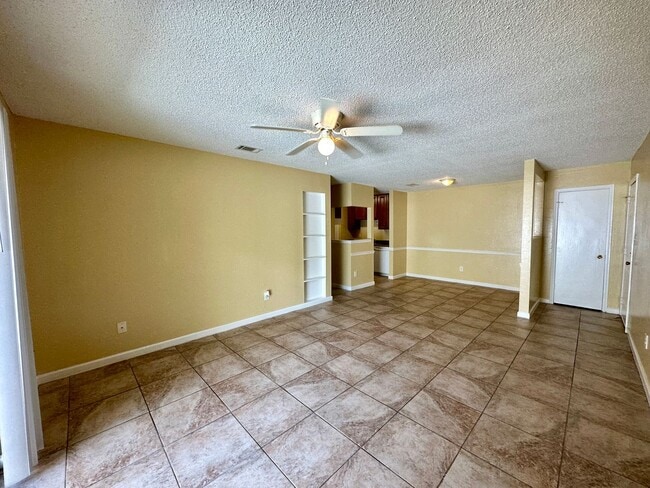 Building Photo - 2 Bedroom 1 Bath Available with Water, Tra...