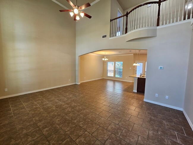 Building Photo - Charming 3 bedroom, 2.5 bathroom home in I...