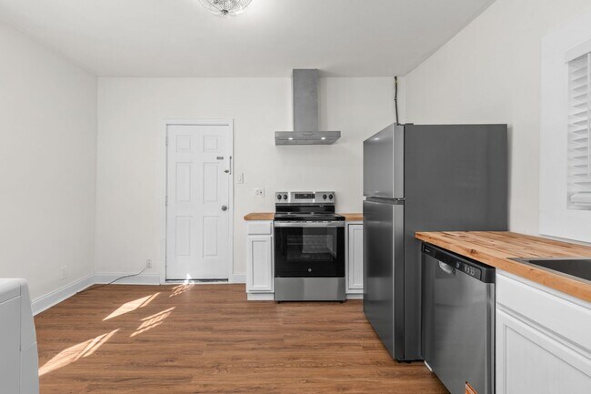 Building Photo - 801 E Mobile St