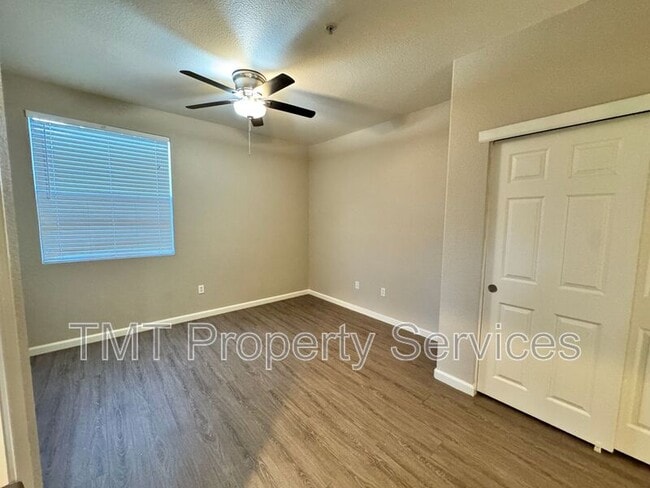 Foto del edificio - 5201 Laguna Oaks Dr