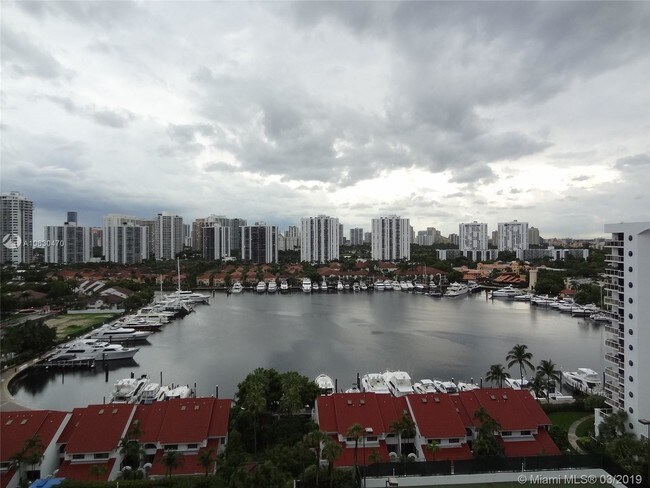 Foto del edificio - 3640 Yacht Club Dr