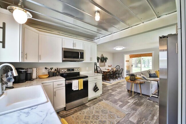 Foto del edificio - Newly Remodeled 3 Bedroom Lake Home on North Long Lake