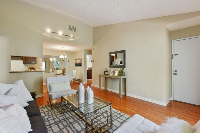 Building Photo - 853 Woodside Way