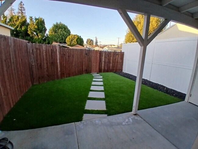 Jardín delantero - 17244 Kingsbury St
