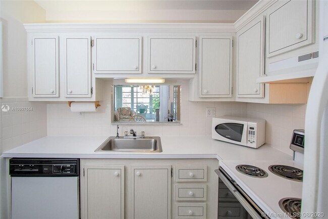 Building Photo - 5001 W Oakland Park Blvd