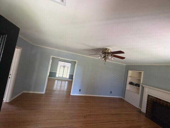 Vista de la sala de estar principal desde la puerta de entrada - 1605 Cherokee Pl