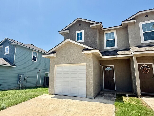 Building Photo - Experience Refined Living in This Elegant Selma/Live Oak Townhome