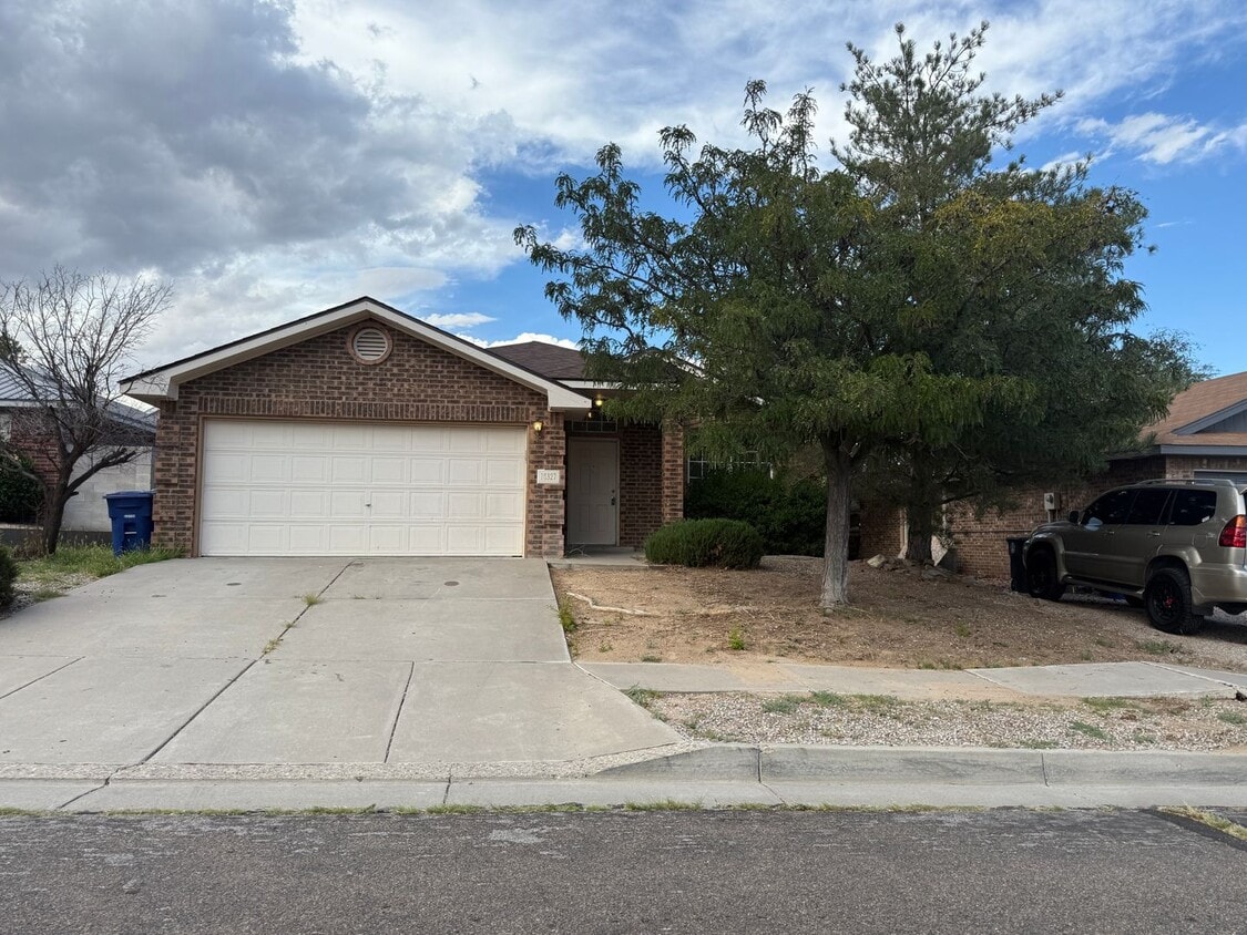 Foto principal - 3 Bed 2 Bath 1700 SF