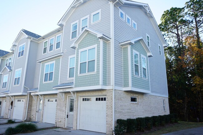 Building Photo - 3BR/3.5BA End Unit Townhome in Summerwalk!...