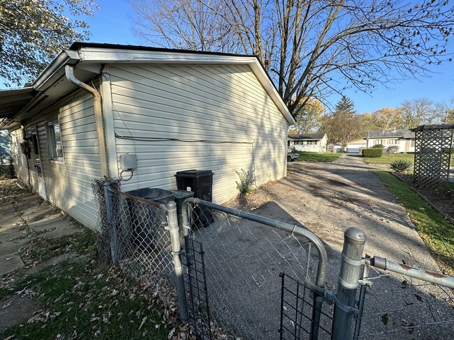 Building Photo - 3825 glenfield