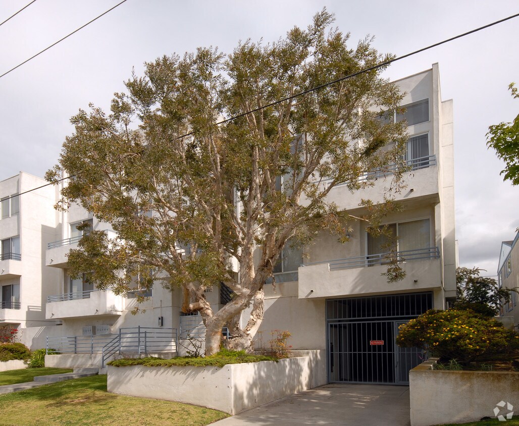 Foto principal - 6713-6715 W 86th Pl