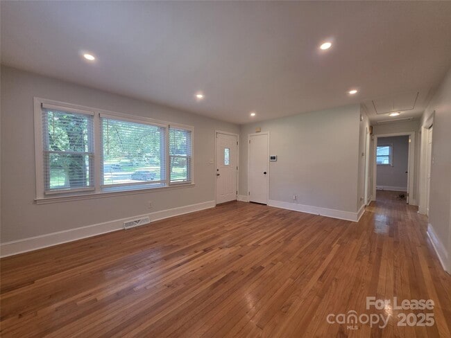 Building Photo - 4426 Holbrook Dr