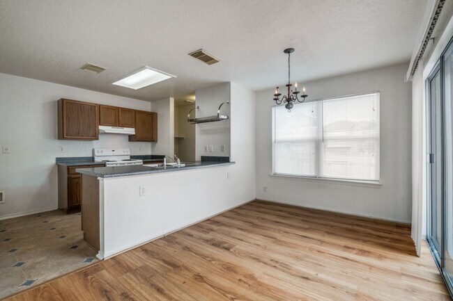 Building Photo - 3 bedroom and 2.5 bathroom located in Vill...